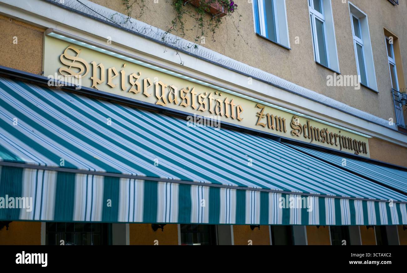 Gros plan de la façade et du panneau du restaurant allemand traditionnel Zum Schusterjungen à Berlin Prenzlauer Berg. Banque D'Images