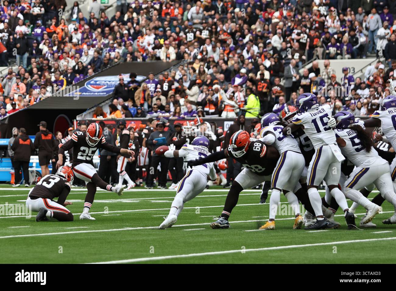 Londres, Royaume-Uni. 05 octobre 2025. LONDRES, Royaume-Uni - 5 OCTOBRE : Cleveland Browns Tight End David Njoku #85 frappe le ballon pendant le match NFL entre les Vikings du Minnesota et les Browns de Cleveland au Tottenham Hotspur Stadium le 5 octobre 2025 à Londres, Royaume-Uni. (Photo de Torbjorn Tande/Pximages) crédit : px images/Alamy Live News Banque D'Images