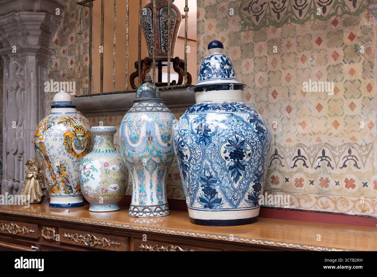 L'étagère en bois est ornée d'une collection de vases, chacun avec son propre design unique et couleur SC. Centre historique de Querétaro, architecte colonial Banque D'Images