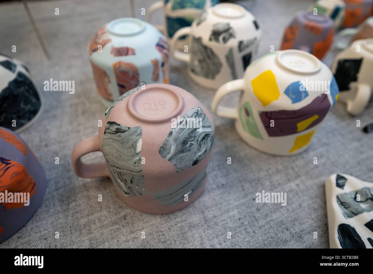 Londres, Royaume-Uni, le 5 octobre 2025, de grandes foules sont venues au marché indépendant de céramique d'automne à Copeland Park, Peckham. Avec plus de 150 artistes céramiques établis et émergents du Royaume-Uni et de l'Europe. Photos de Rio Lab Ceramics et son travail au marché., Andrew Lalchan Photography/Alamy Live News Banque D'Images