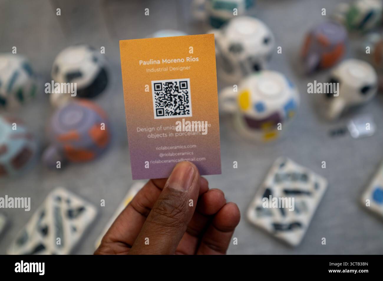 Londres, Royaume-Uni, le 5 octobre 2025, de grandes foules sont venues au marché indépendant de céramique d'automne à Copeland Park, Peckham. Avec plus de 150 artistes céramiques établis et émergents du Royaume-Uni et de l'Europe. Photos de Rio Lab Ceramics et son travail au marché., Andrew Lalchan Photography/Alamy Live News Banque D'Images