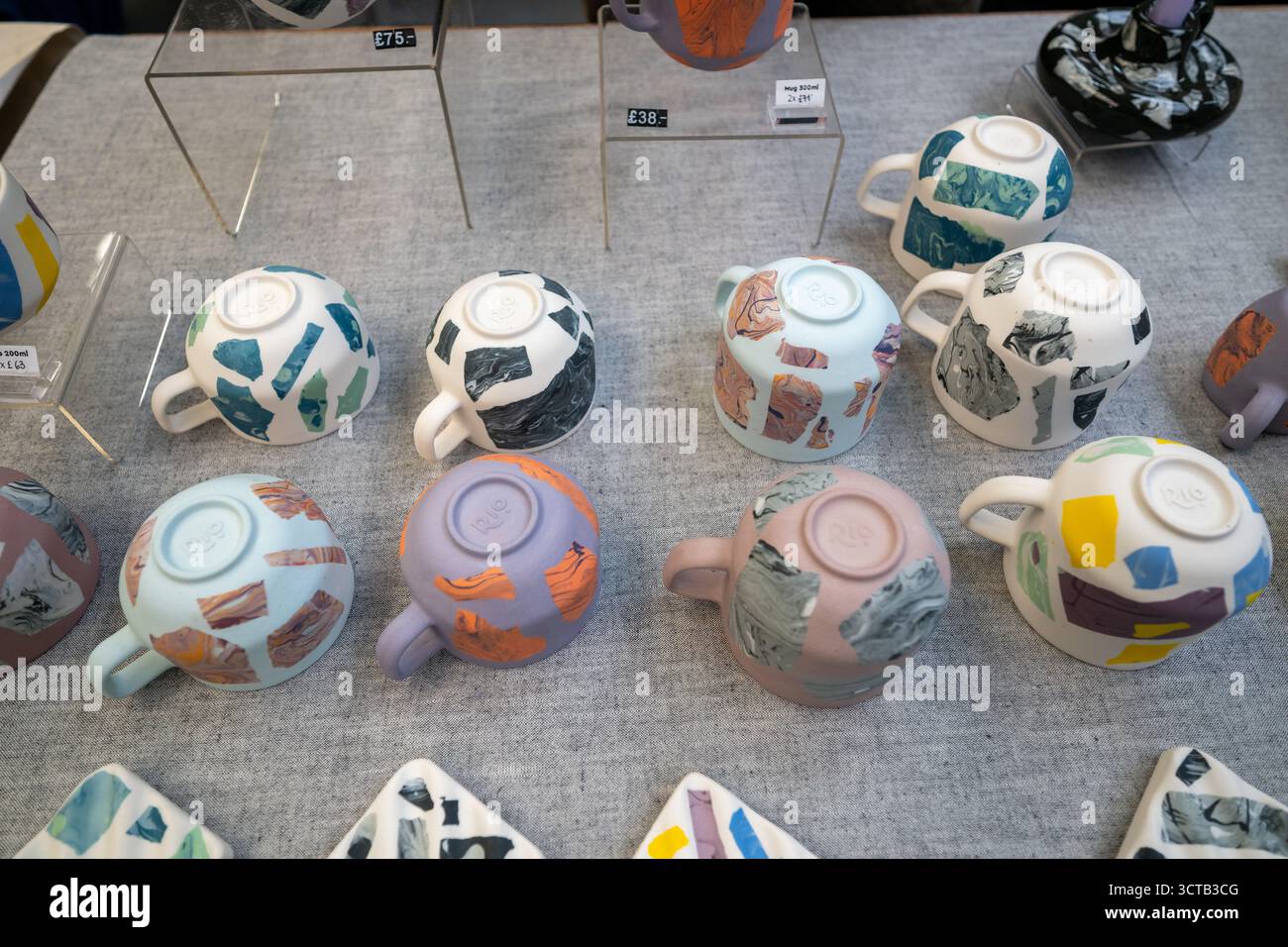 Londres, Royaume-Uni, le 5 octobre 2025, de grandes foules sont venues au marché indépendant de céramique d'automne à Copeland Park, Peckham. Avec plus de 150 artistes céramiques établis et émergents du Royaume-Uni et de l'Europe. Photos de Rio Lab Ceramics et son travail au marché., Andrew Lalchan Photography/Alamy Live News Banque D'Images