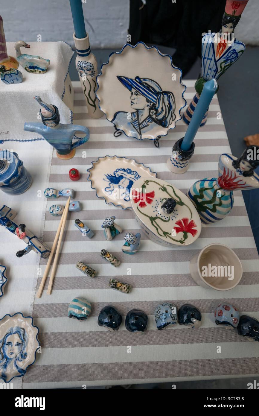 Londres, Royaume-Uni, le 5 octobre 2025, de grandes foules sont venues au marché indépendant de céramique d'automne à Copeland Park, Peckham. Avec plus de 150 artistes céramiques établis et émergents du Royaume-Uni et de l'Europe. Photos de l'artiste QBE QBE et de son travail exposées au marché, Andrew Lalchan Photography/Alamy Live News Banque D'Images