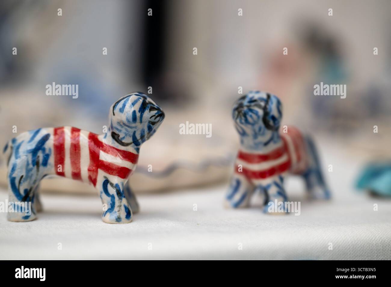 Londres, Royaume-Uni, le 5 octobre 2025, de grandes foules sont venues au marché indépendant de céramique d'automne à Copeland Park, Peckham. Avec plus de 150 artistes céramiques établis et émergents du Royaume-Uni et de l'Europe. Photos de l'artiste QBE QBE et de son travail exposées au marché, Andrew Lalchan Photography/Alamy Live News Banque D'Images