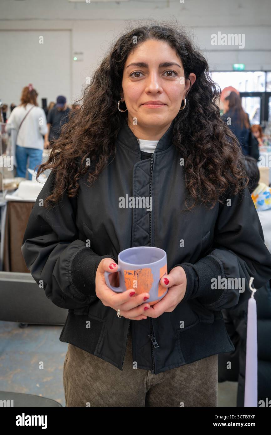 Londres, Royaume-Uni, le 5 octobre 2025, de grandes foules sont venues au marché indépendant de céramique d'automne à Copeland Park, Peckham. Avec plus de 150 artistes céramiques établis et émergents du Royaume-Uni et de l'Europe. Photos de Rio Lab Ceramics et son travail au marché., Andrew Lalchan Photography/Alamy Live News Banque D'Images