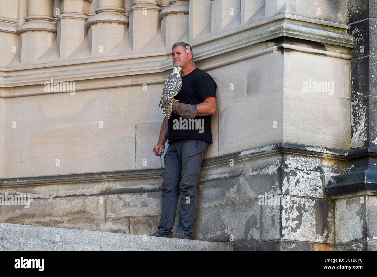 New York, États-Unis. 05 octobre 2025. Falconer avec son faucon attend pour entrer en service pour la bénédiction des animaux à la cathédrale de la troupe Jean le Divin le 5 octobre 2025 à New York. En l’honneur de François d’assise, saint patron des animaux et de l’environnement, les chrétiens célèbrent en bénissant les animaux et en priant. (Photo de Ron Adar/SOPA images/SIPA USA) crédit : SIPA USA/Alamy Live News Banque D'Images