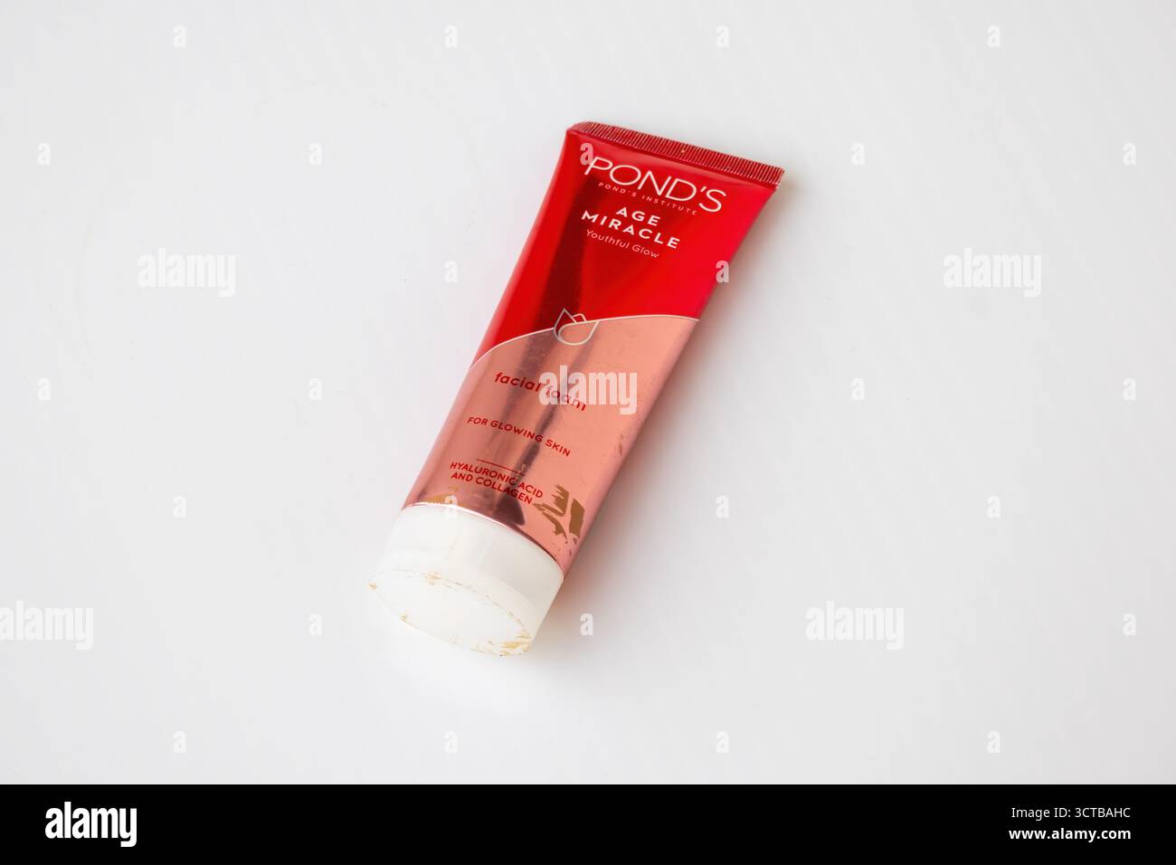 Gros plan du tube en mousse MIRACLE DE L'AGE DE L'ÉTANG. Produit de routine de soins de la peau pour les femmes recherchant une lueur saine et jeune, des avantages anti-âge et une hydratation brillante Banque D'Images