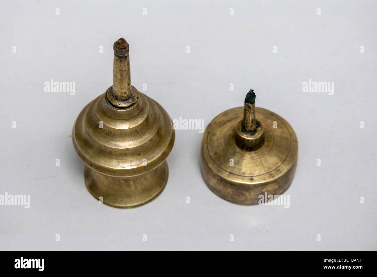 Gros plan de deux vieilles lampes à huile en laiton non éclairées (kupi bati) montrant une texture vieillie. Lanternes antiques de collection, symbole de la vie rurale traditionnelle et vint Banque D'Images