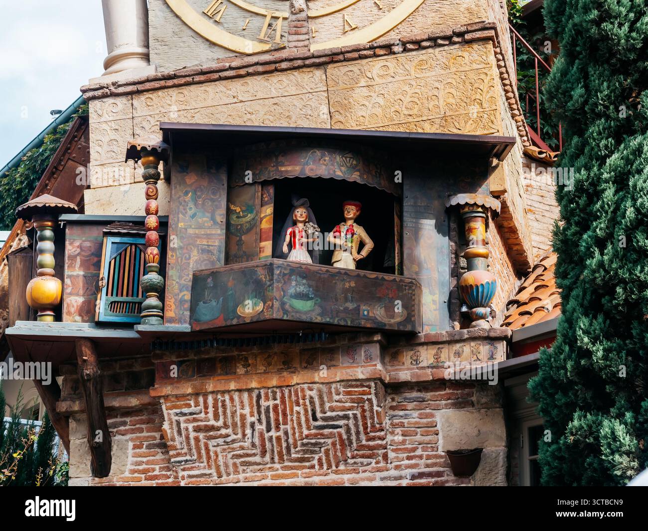 Gros plan sur le spectacle de marionnettes à la tour de l'horloge penchée à Tbilissi, Géorgie, avec des figurines artisanales et des détails artistiques, une attractio charmante Banque D'Images