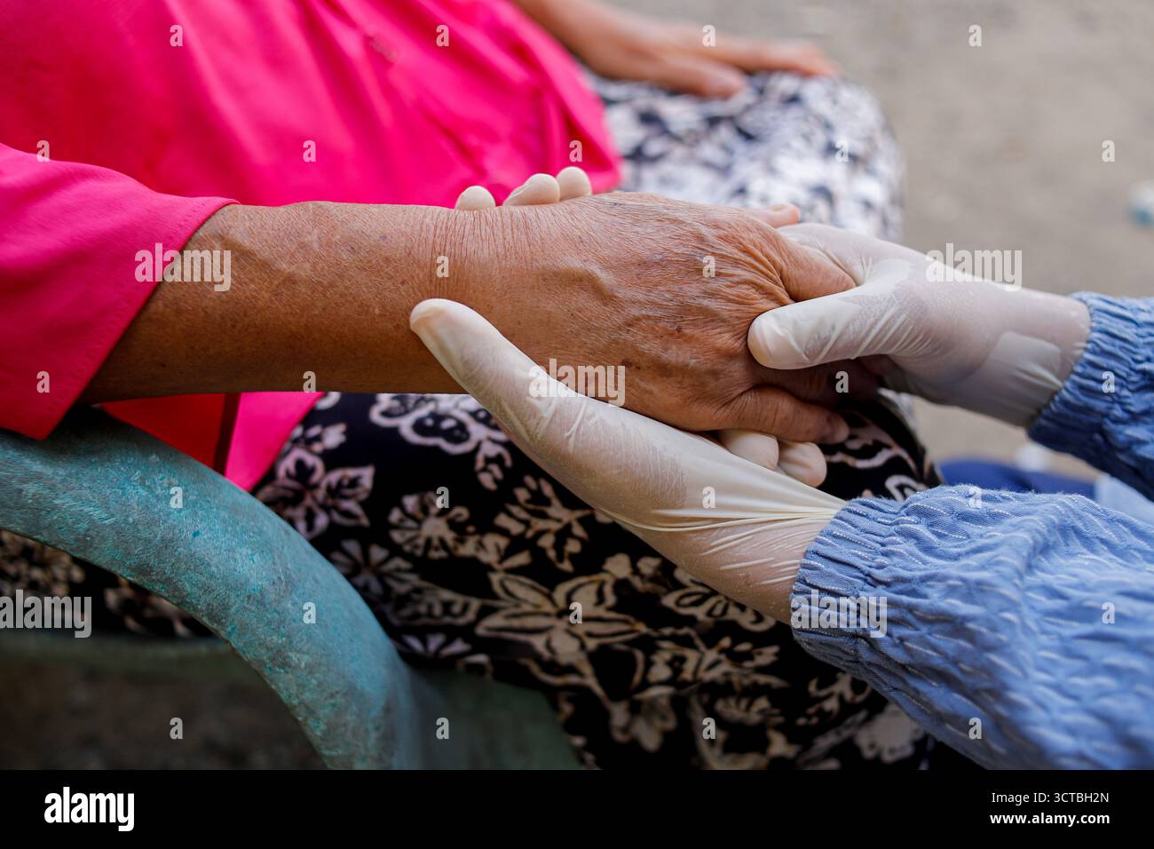 Le travailleur de la santé vérifie la santé de la femme âgée dans la zone rurale lors de la visite médicale Banque D'Images