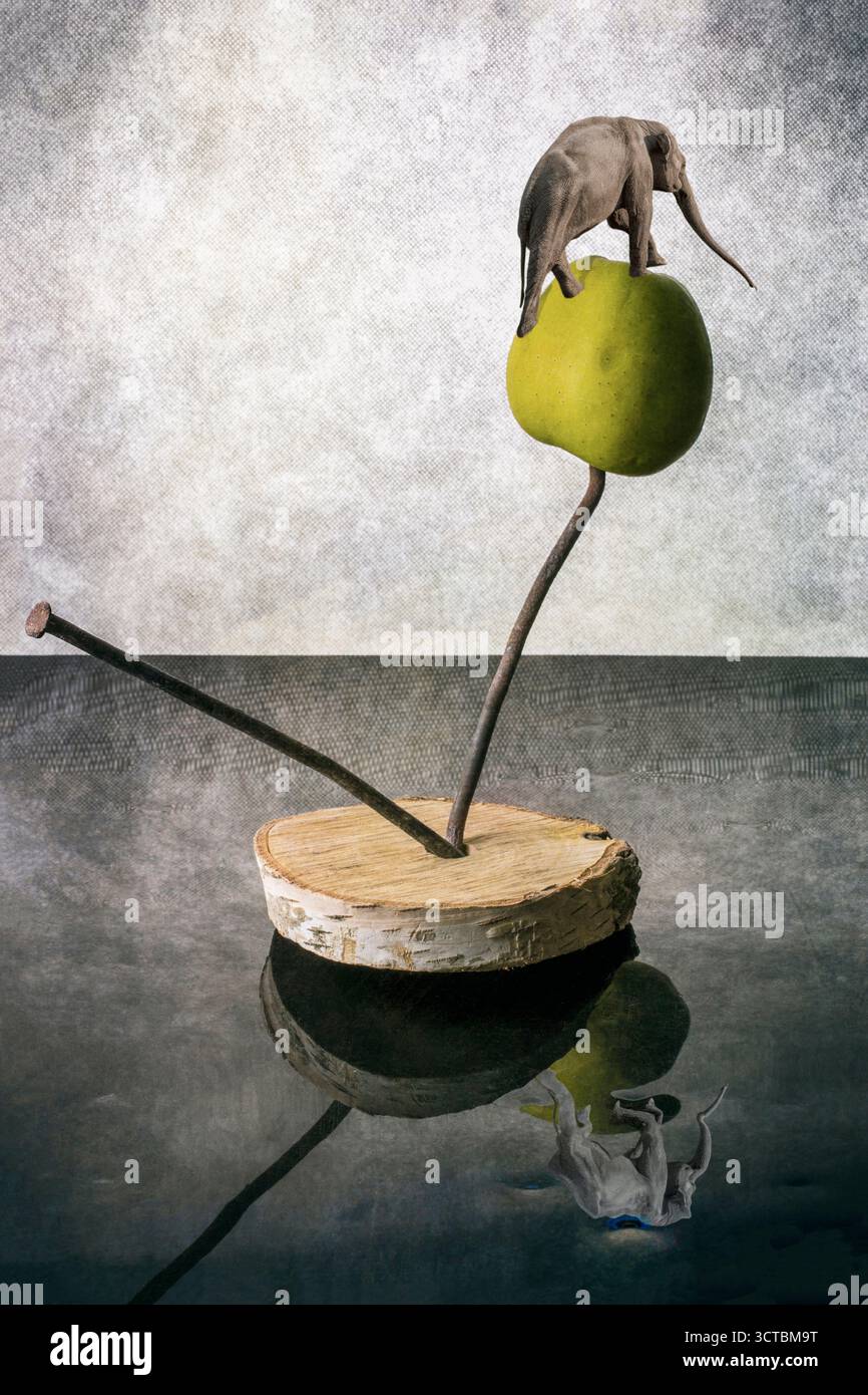 Collage surréaliste le voyage de l'éléphant à travers la pomme Banque D'Images