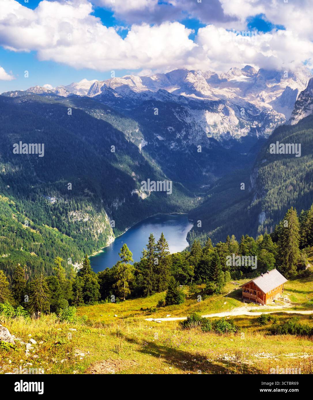 Scène paisible du lac Vorderer ( Gosausee ) avec fond glacieron Dachstein. Vue pittoresque en soirée sur les Alpes autrichiennes, la haute-Autriche, l'Europe. Tr Banque D'Images