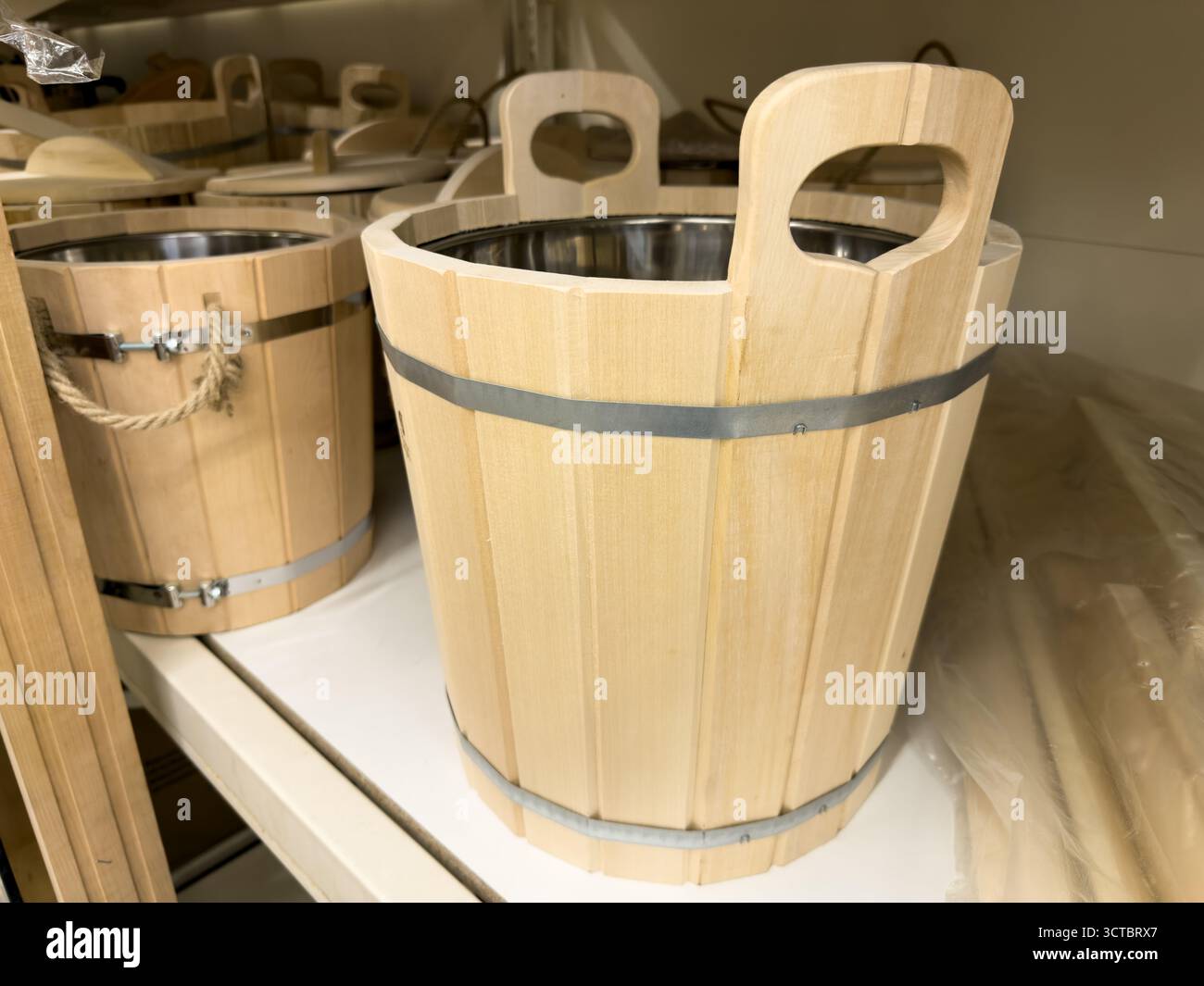 Un seau de bois pour un bain. Travail manuel Banque D'Images