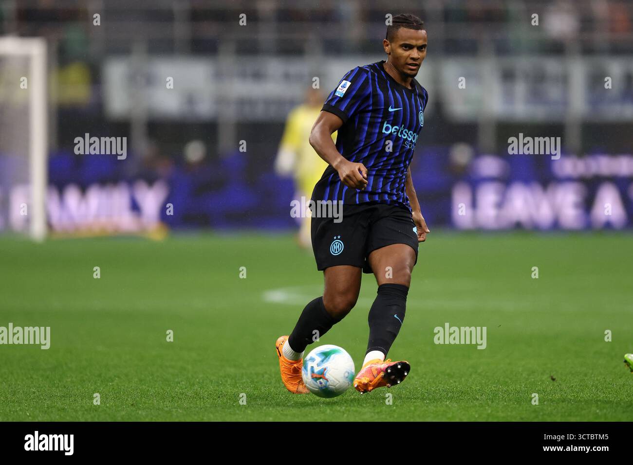Manuel Akanji du FC Internazionale regarde pendant le match de football de Serie A entre le FC Internazionale et l'US Cremonese. Banque D'Images