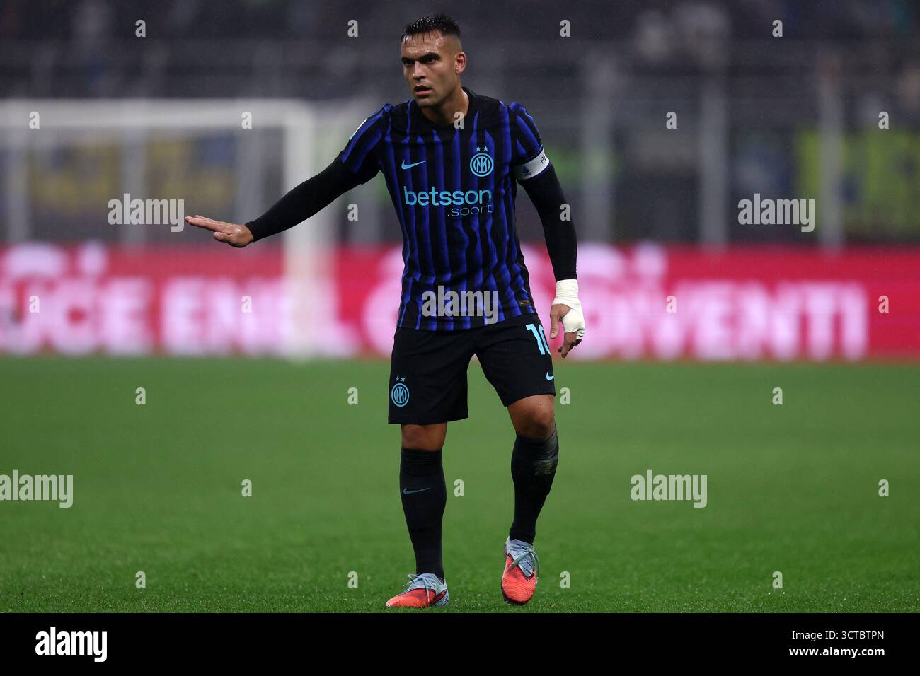 Lautaro Martinez du FC Internazionale fait des gestes lors du match de football Serie A entre le FC Internazionale et l'US Cremonese. Banque D'Images