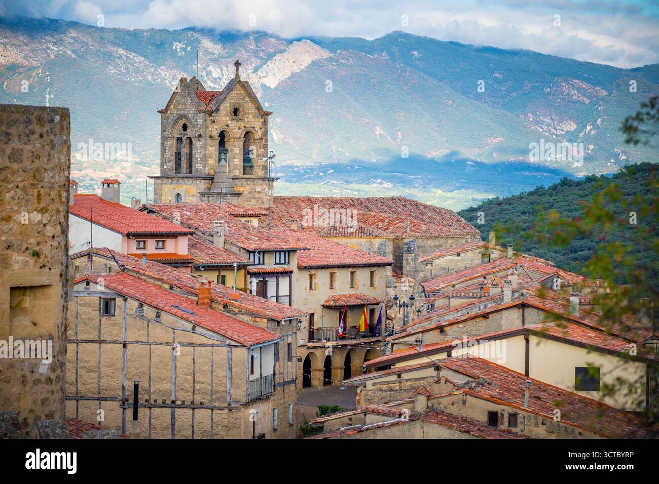 Frias, Espagne, 24 septembre 2025 : vue sur Frias, une ville médiévale historique sur une colline au-dessus de l'Èbre dans la province de Burgos, Castille et Léon, Nor Banque D'Images
