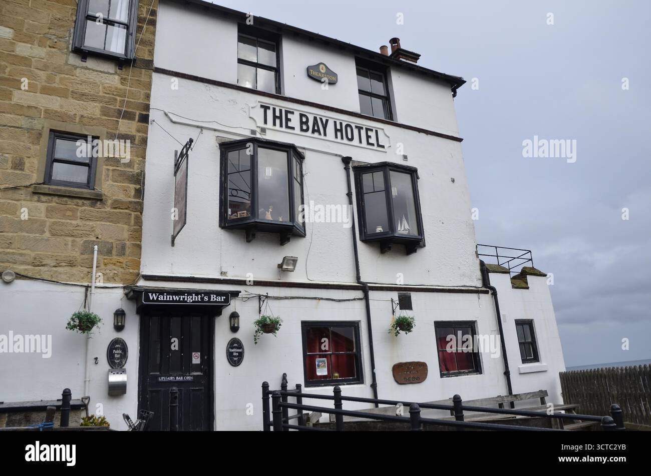 Le Bay Hotel à Robin Hood's Bay, North Yorkshire. Réputé pour être le dernier arrêt de Coast to Coast Walk d'Alfred Wainwright. Banque D'Images