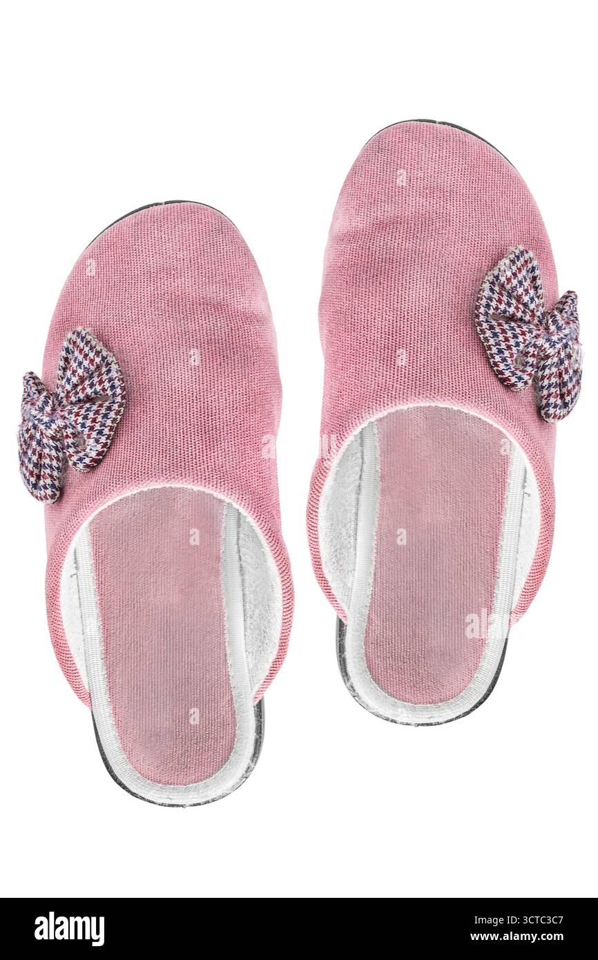 Paire de chaussons de maison en tissu rose avec des noeuds isolés sur fond blanc Banque D'Images