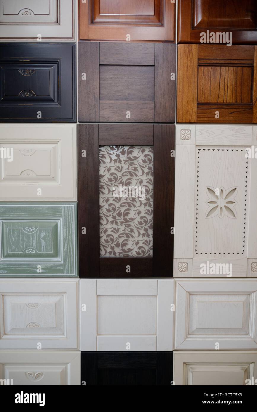 Échantillons de façades de cuisine de différentes couleurs et textures avec un panneau classique pour la sélection du design Banque D'Images