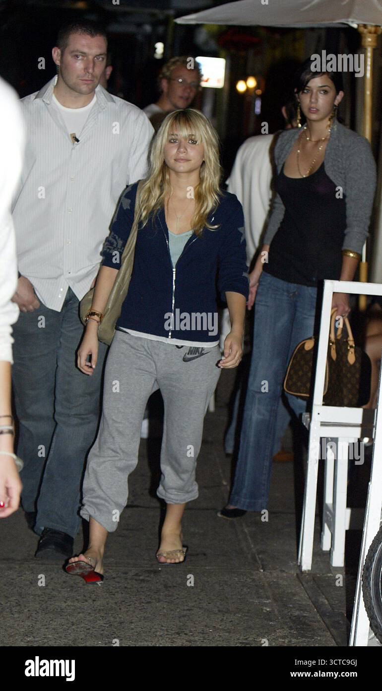 Mary-Kate Olsen et Ashley Olsen aperçues quitter le restaurant Bread à SoHo après avoir dîné, New York - 27 août 2004 Banque D'Images