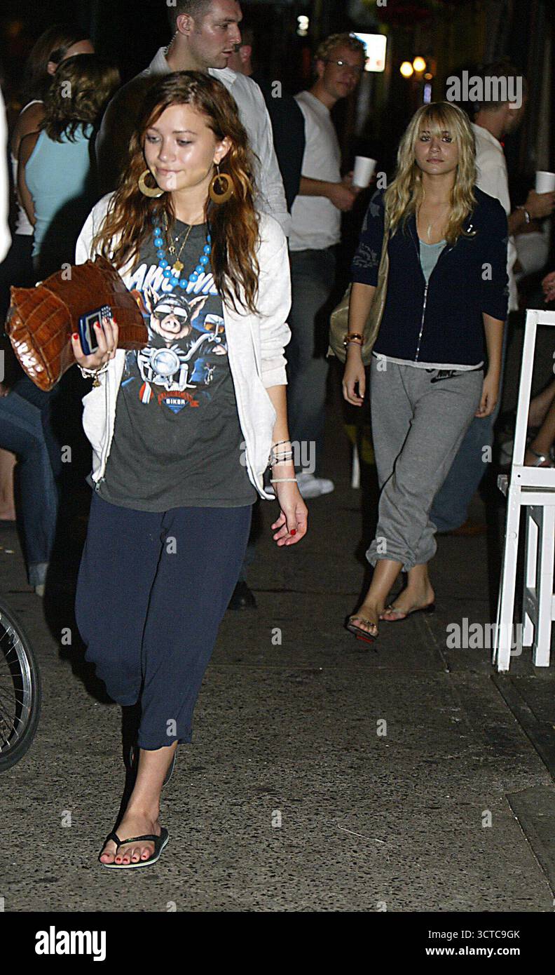 Mary-Kate Olsen et Ashley Olsen aperçues quitter le restaurant Bread à SoHo après avoir dîné, New York - 27 août 2004 Banque D'Images