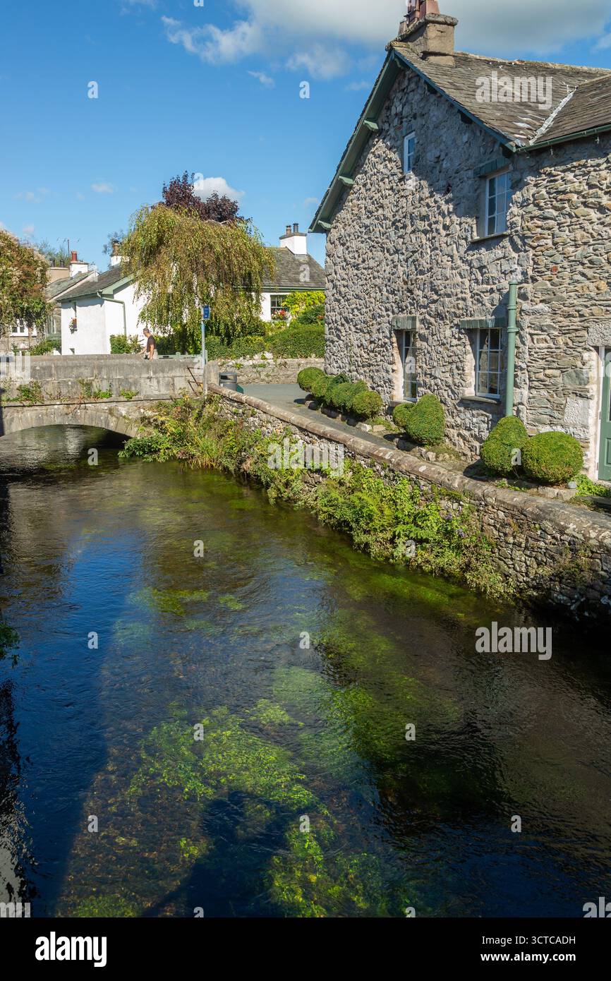 La rivière EEA dans le village de Cartmel dans la région des lacs historiquement connu sous le nom de Kirkby à Cartmel Banque D'Images
