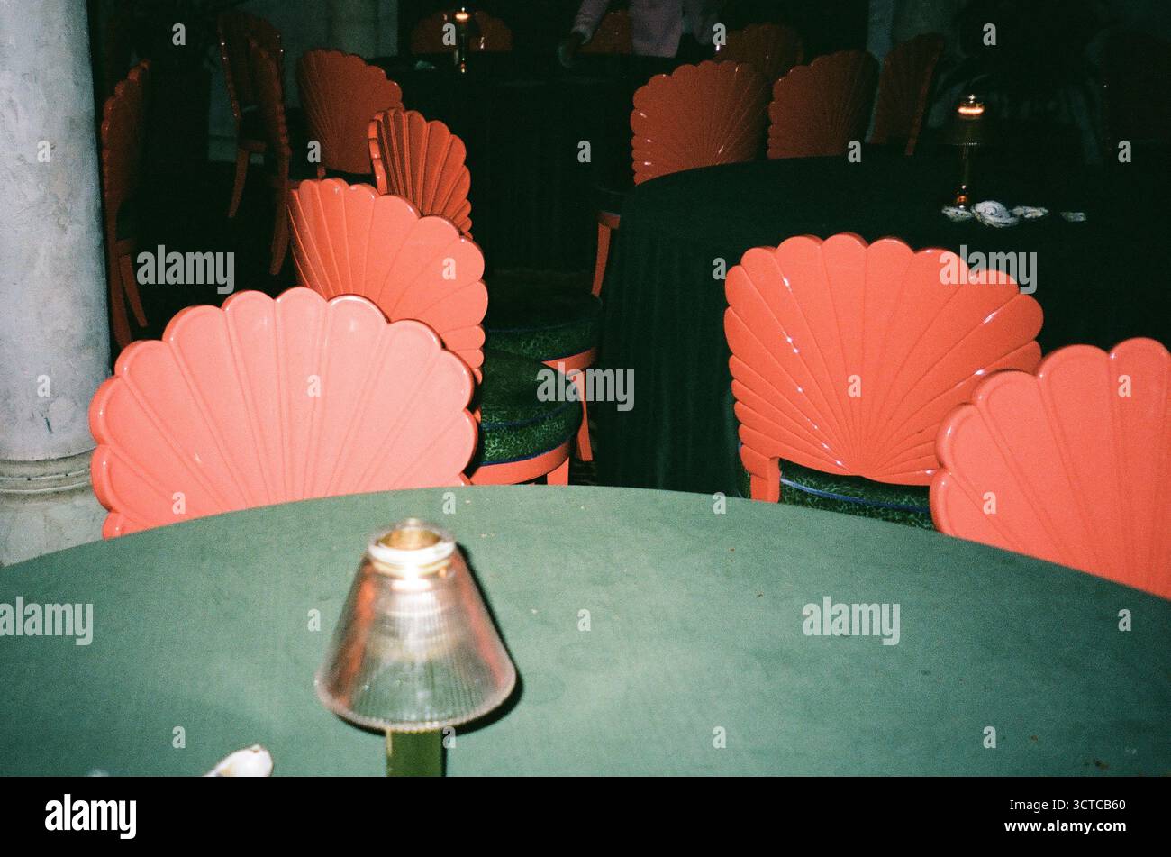 Coin repas avec chaises en forme de coquille corail Banque D'Images