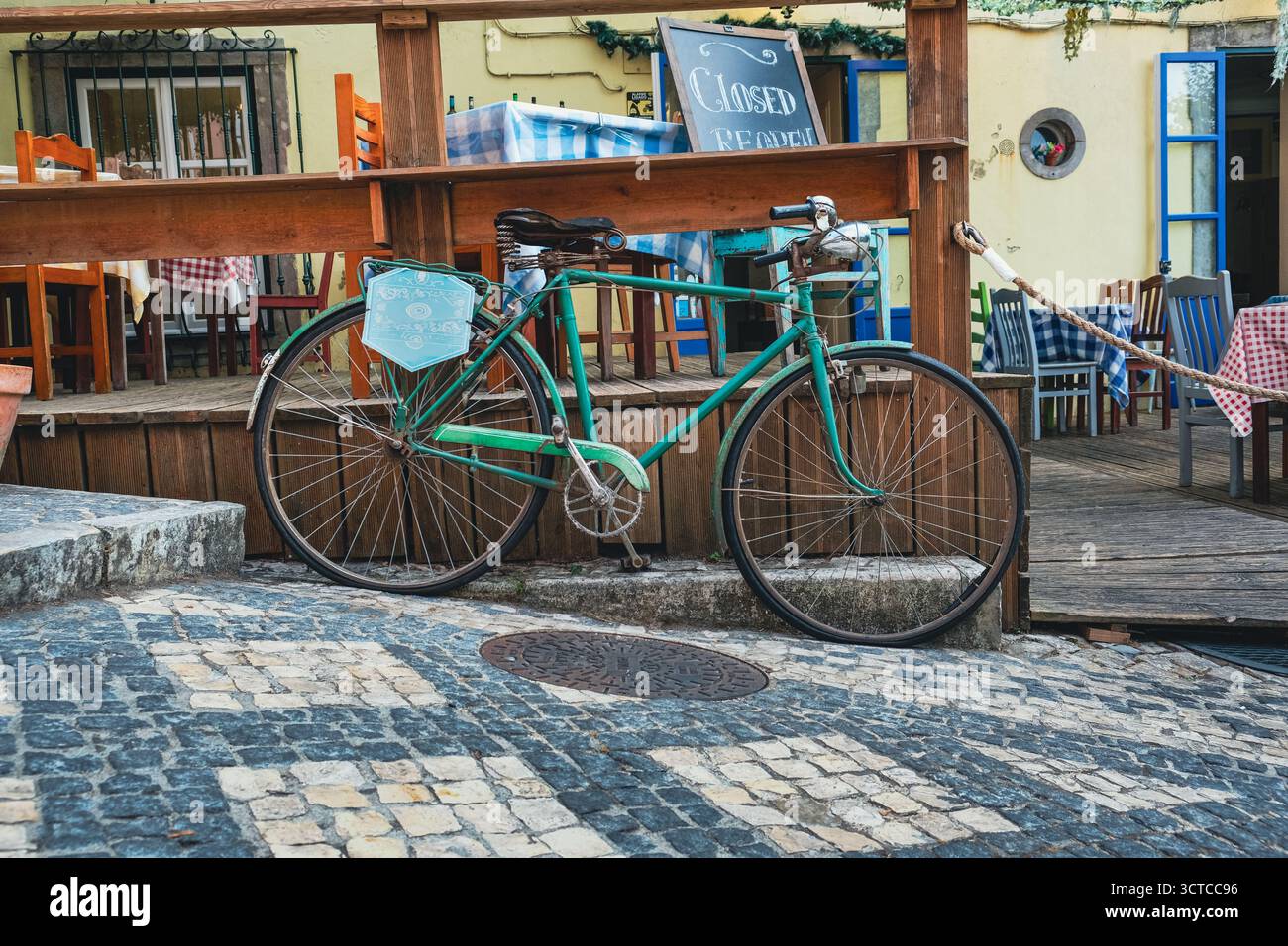 Vélo rétro devant le restaurant européen Banque D'Images