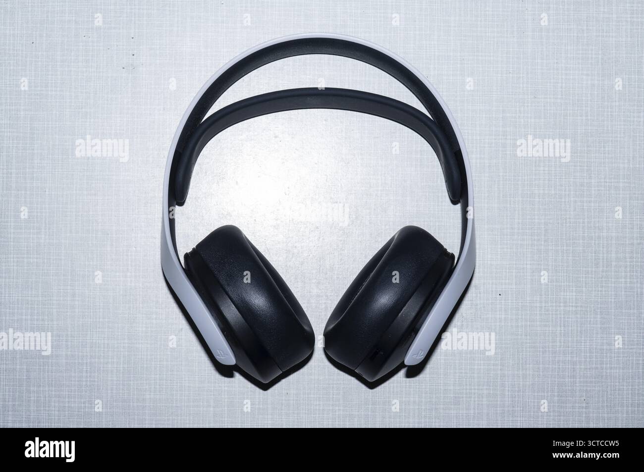 Top shot d'un casque PlayStation 5 sur une plaque Resopal blanche Banque D'Images