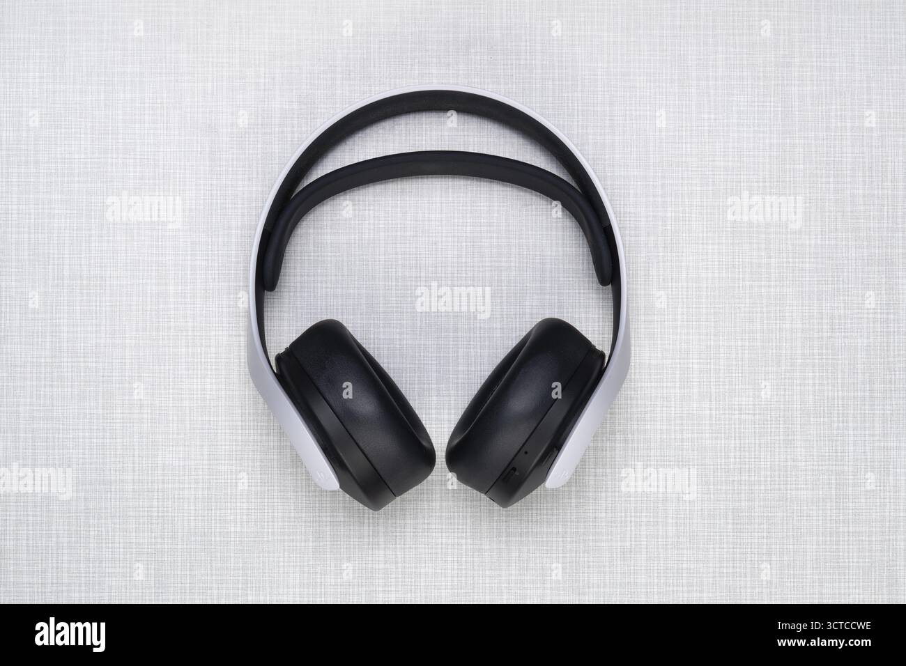 Top shot d'un casque PlayStation 5 sur une plaque Resopal blanche Banque D'Images