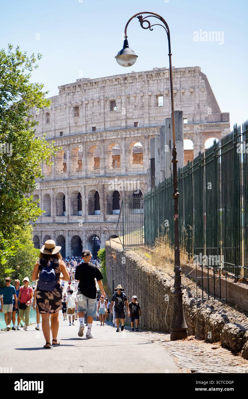 Les touristes marchent vers et depuis le Colisée sur un chemin Banque D'Images