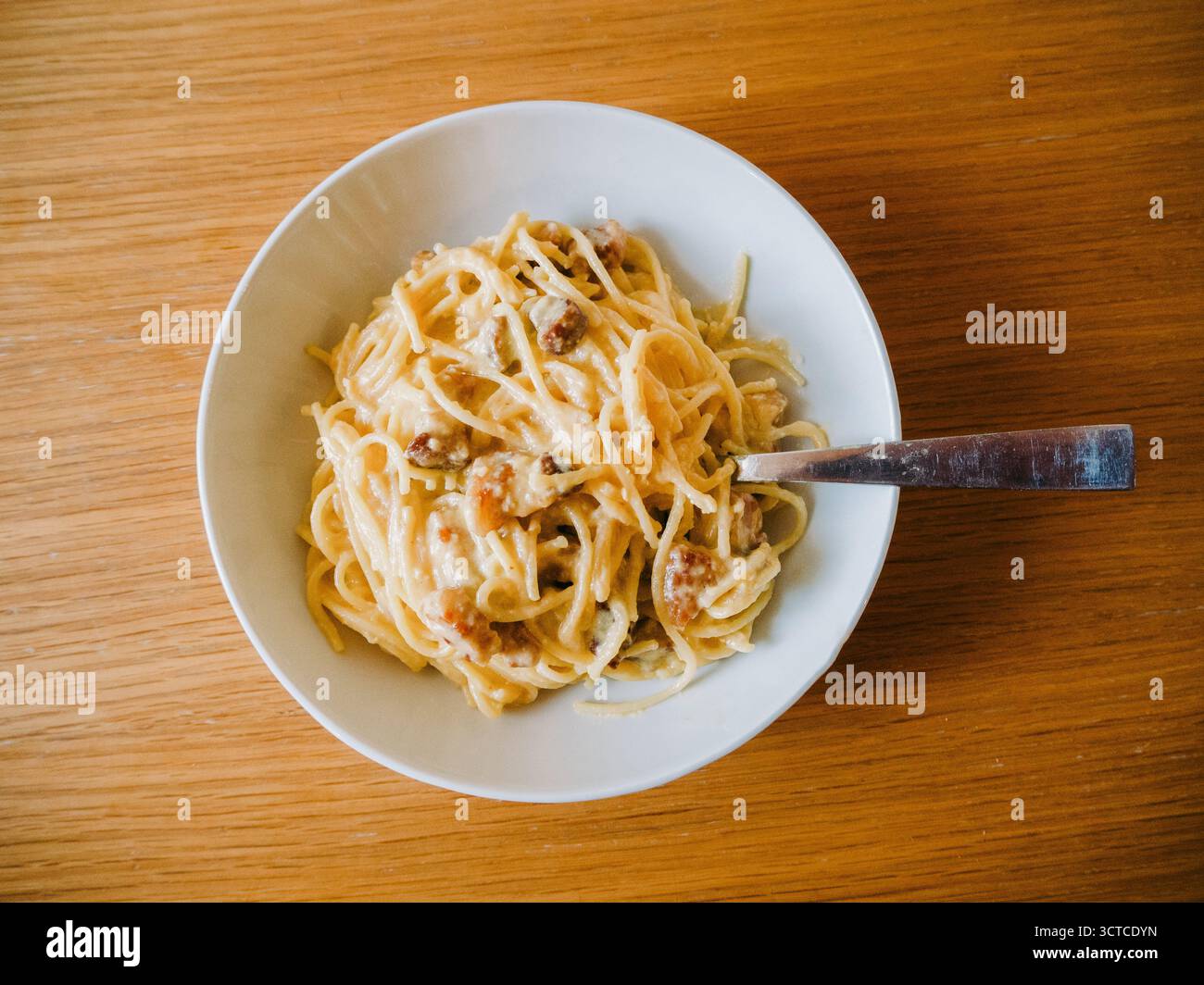 Regardant vers le bas sur un bol chaud de pâtes Carbonara Banque D'Images