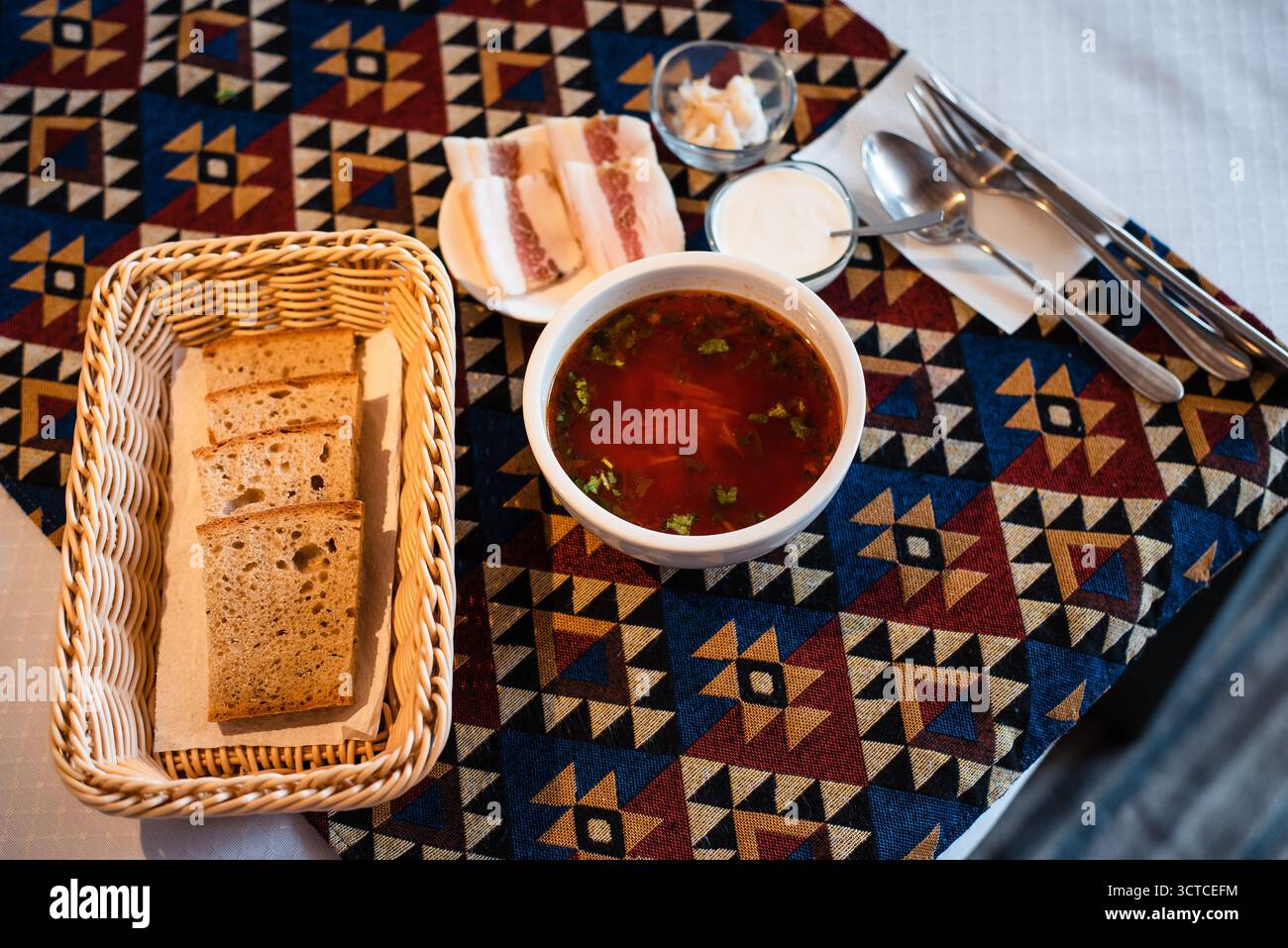 Repas traditionnel d'Europe de l'est avec Borscht et pain Banque D'Images