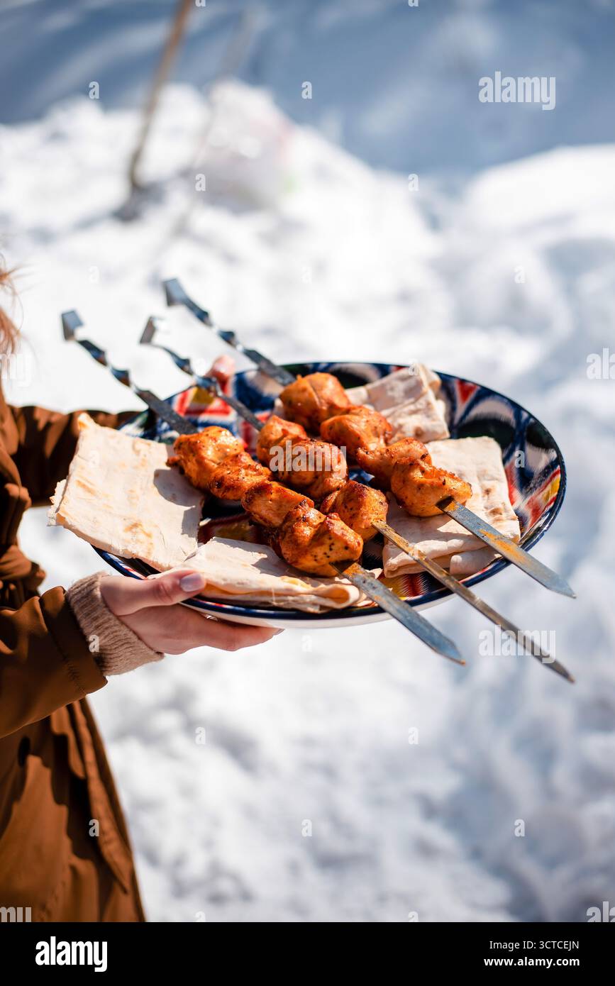 Brochettes grillées et pain plat dans un cadre enneigé Banque D'Images