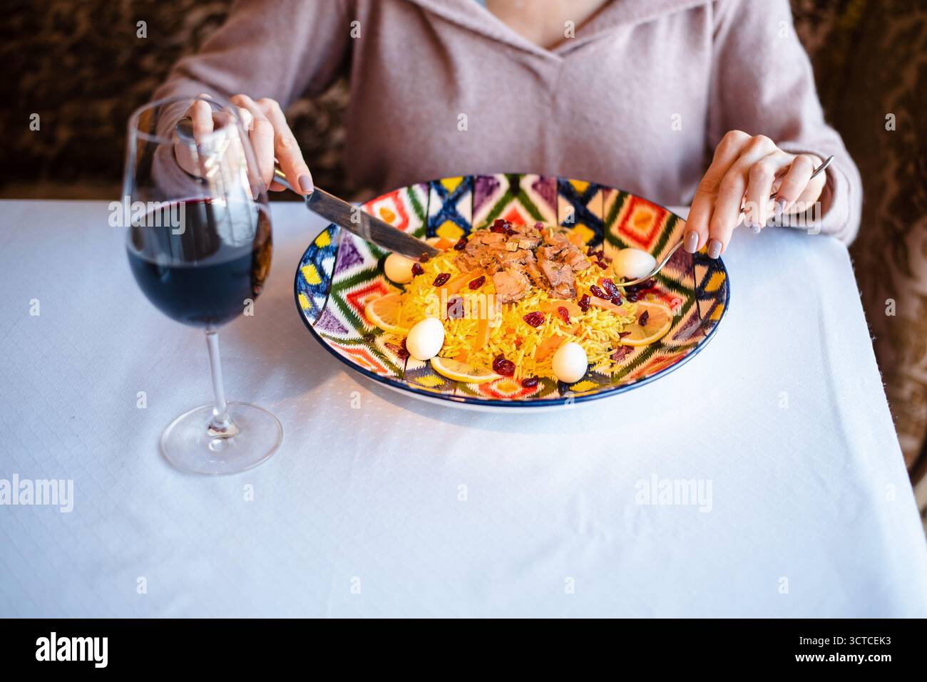 Dîner élégant avec pâtes colorées et vin rouge Banque D'Images