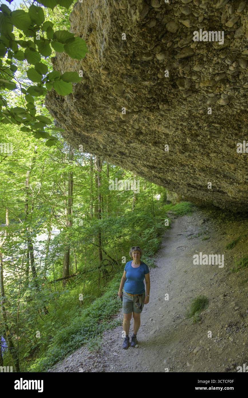 Konglomeratfelsen und Wanderweg im Naturschutzgebiet Steyr Fluss, Molln, Oberoesterreich, Oesterreich Banque D'Images