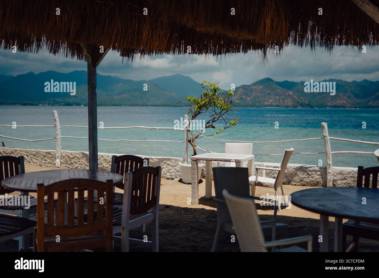 Terrasse du restaurant en bord de mer avec vue sur la montagne Lombok, Gili Air Banque D'Images