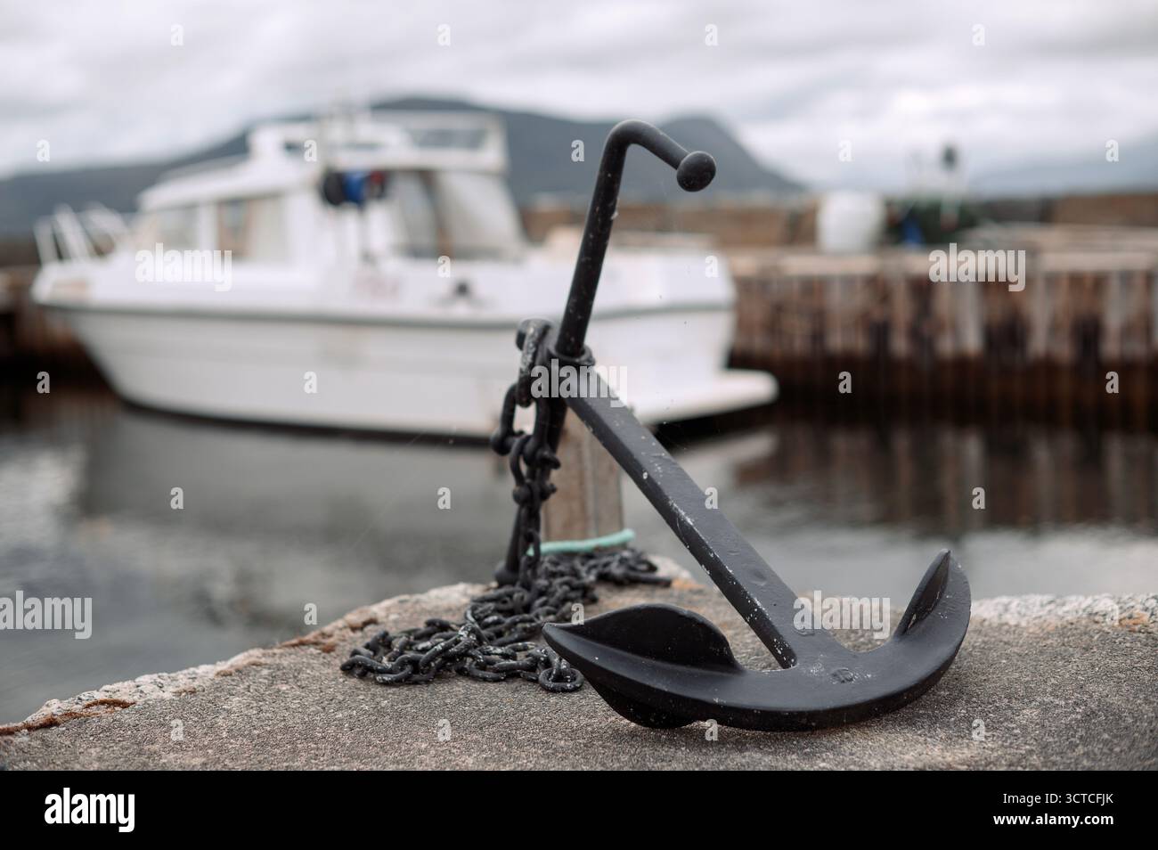 Ancre et bateau au port Banque D'Images
