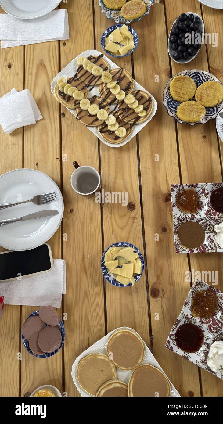 Petit déjeuner marocain avec une variété de plats sucrés et salés. Y compris msemmen. Pancakes Baghrir au chocolat et à la banane. Gâteaux de maïs. Bourrages. Banque D'Images