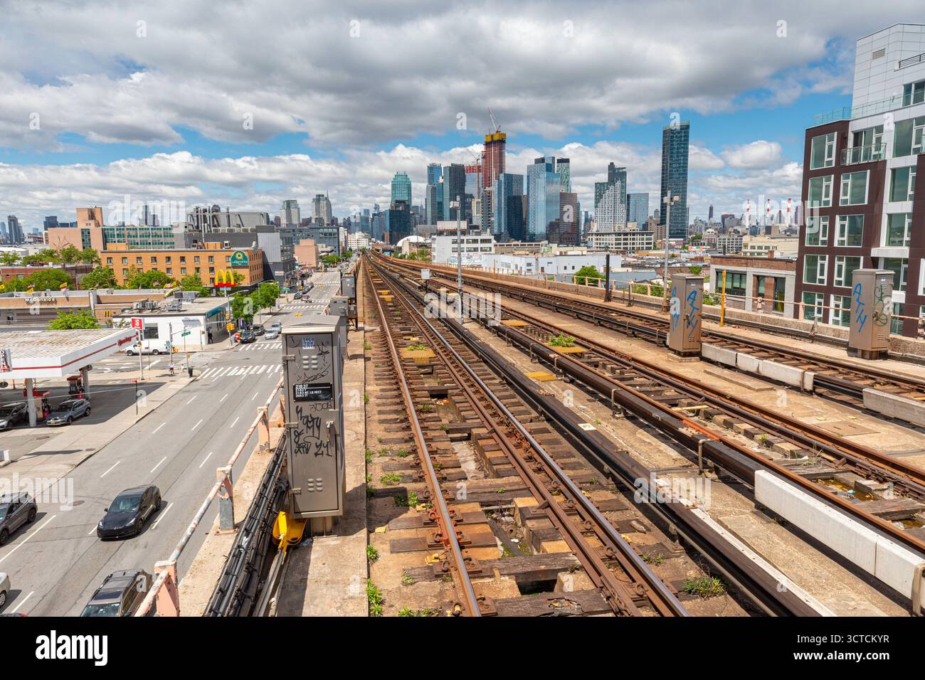 Train de 7 lignes près de Sunnyside Queens, New York Banque D'Images Train de 7 lignes près de Sunnyside Queens, New York Banque D'Images