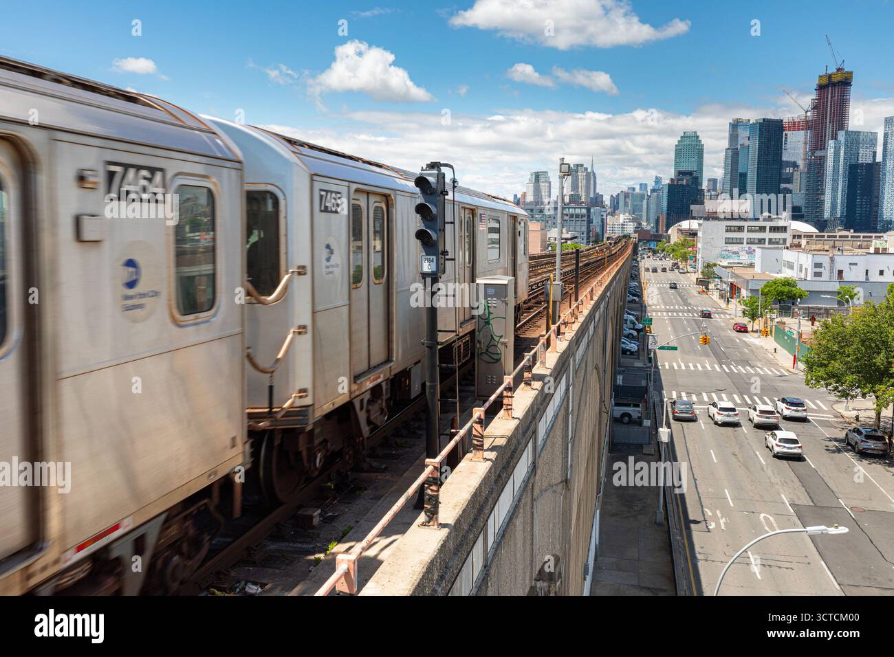 Train de 7 lignes près de Sunnyside Queens, New York Banque D'Images Train de 7 lignes près de Sunnyside Queens, New York Banque D'Images