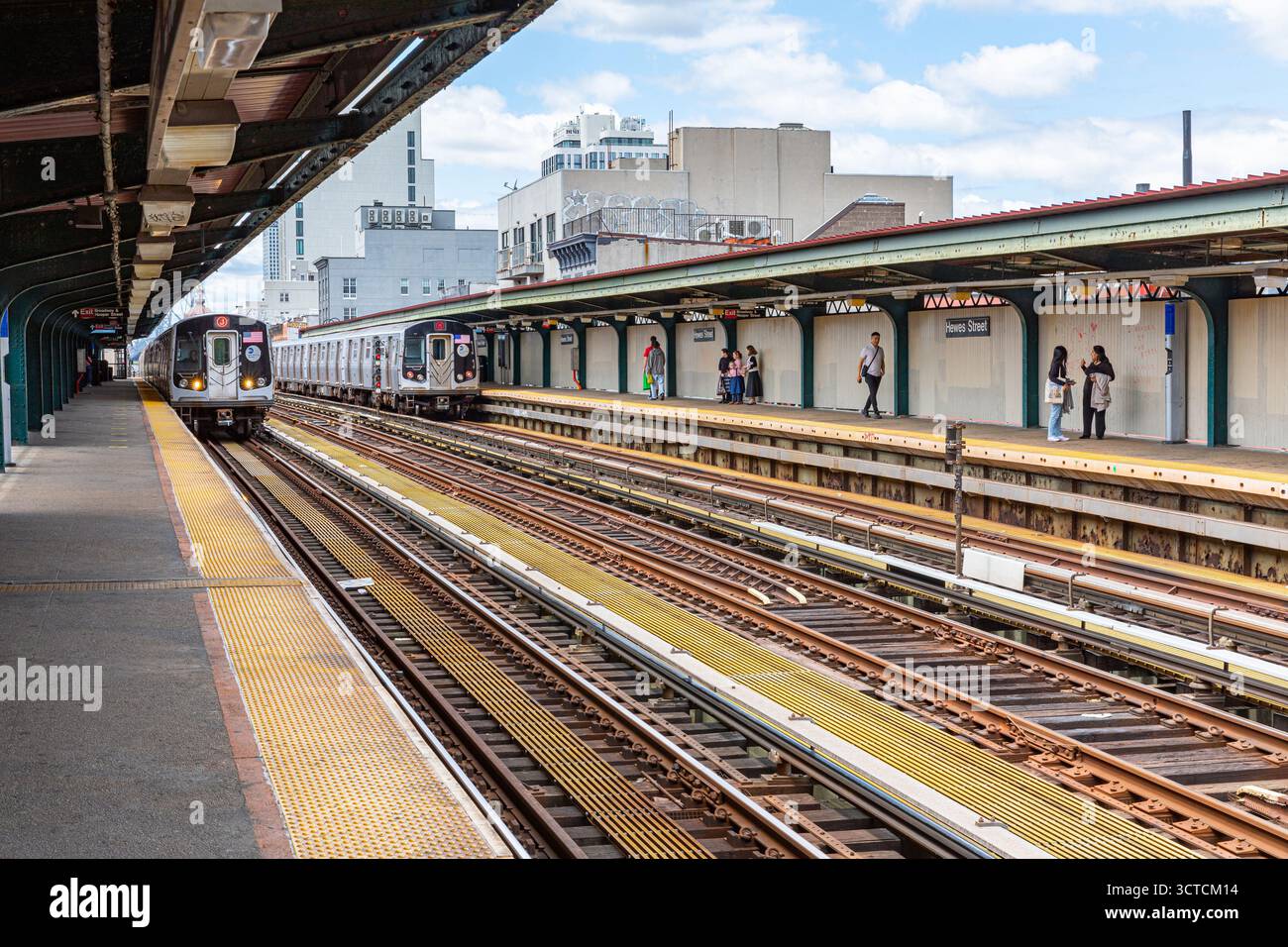 J train approchant du quai sur Hewes Street, New York City Banque D'Images