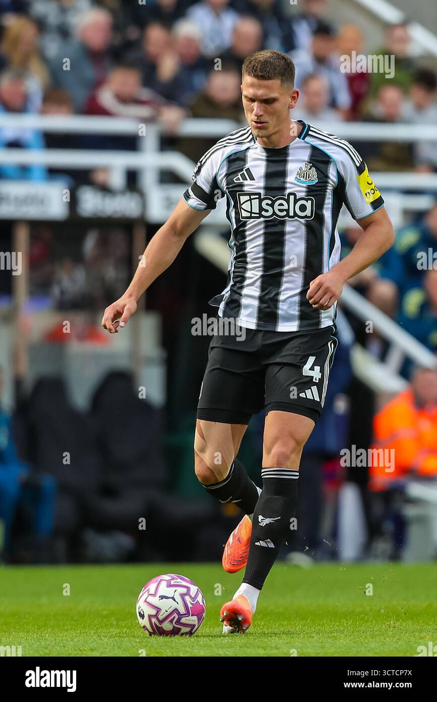 Newcastle, Royaume-Uni. 05 octobre 2025. Sven Botman de Newcastle United lors du Newcastle United FC contre Nottingham Forest FC English premier League match à St.James' Park, Newcastle, Angleterre, Royaume-Uni le 5 octobre 2025 crédit : Lee Keuneke/Every second Media crédit : Every second Media/Alamy Live News Banque D'Images