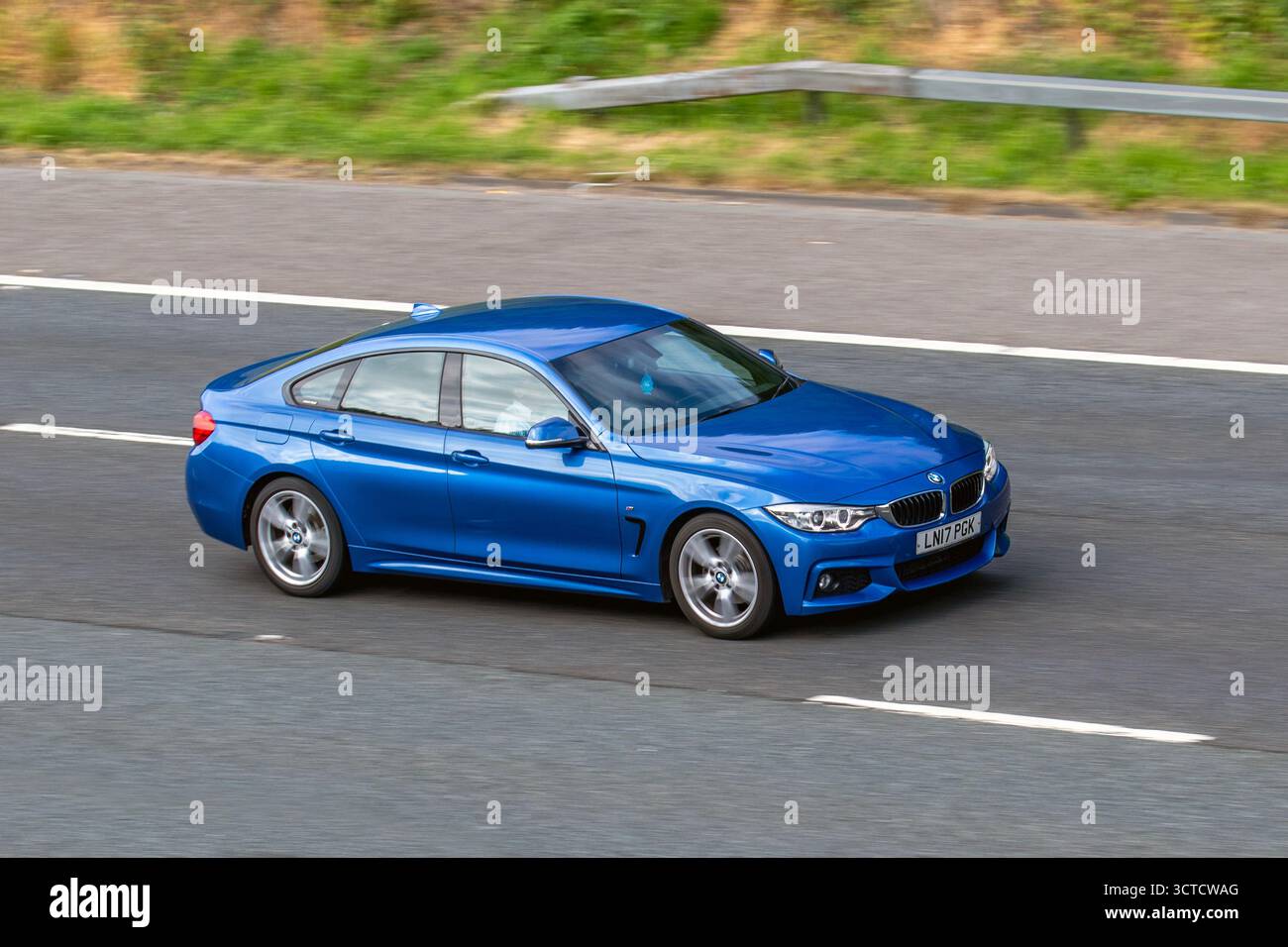 2017 BMW 420D Gran coupe M Sport Auto190 étape Auto Start / Stop Bleu voiture Hatchback Diesel 1995 cc voyageant à grande vitesse sur l'autoroute M6 dans le Grand Manchester, Royaume-Uni Banque D'Images