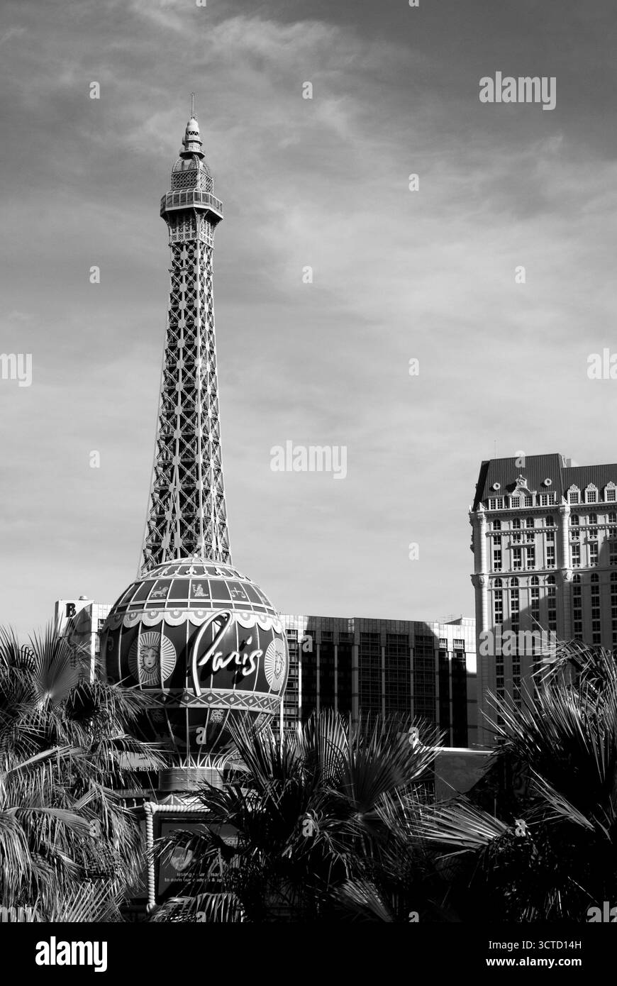 Vue extérieure en noir et blanc du Paris Hotel and Casino à Las Vegas, Nevada, États-Unis. Banque D'Images