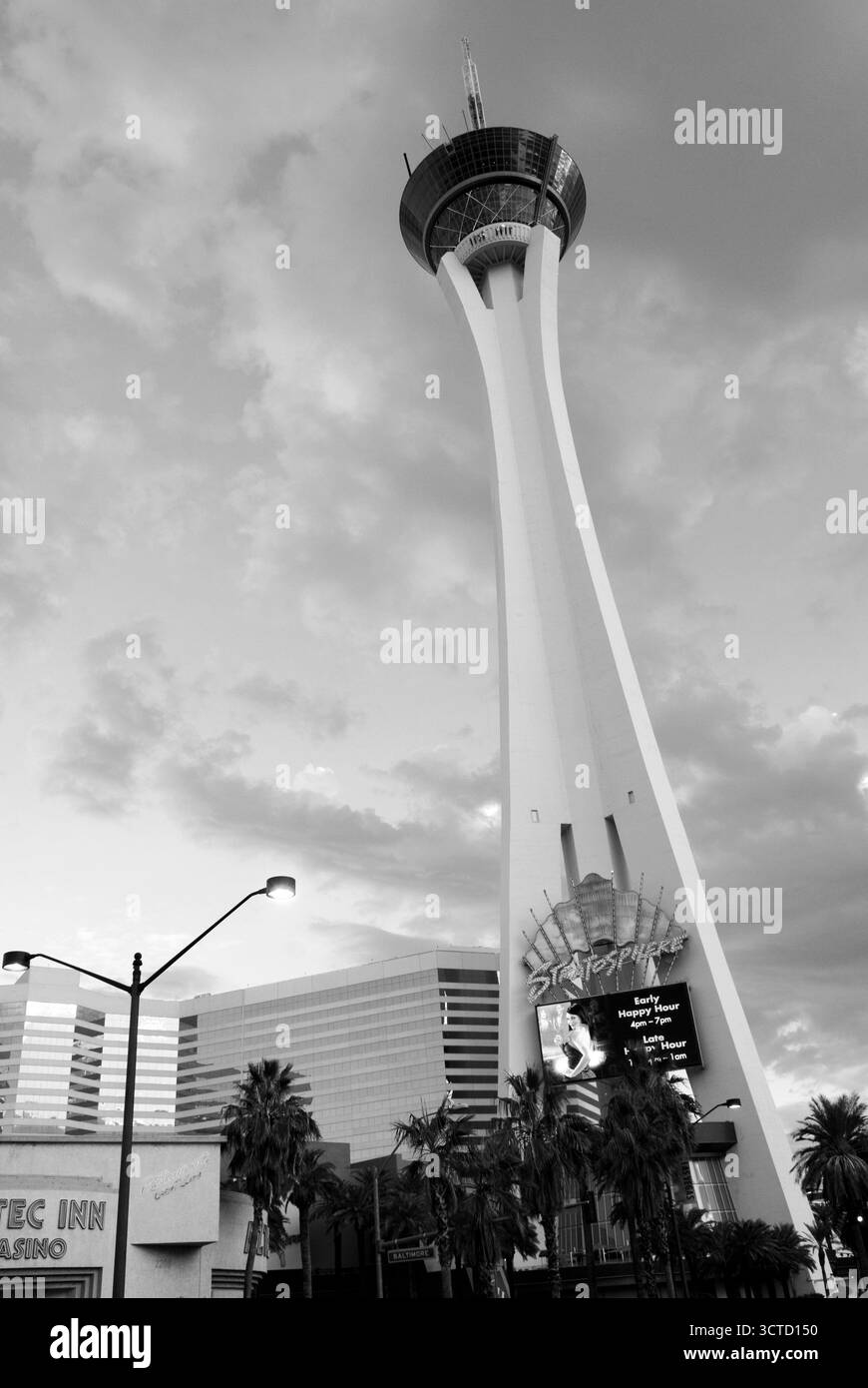 Vue en noir et blanc de la Stratosphere Tower, Las Vegas, Nevada, USA — la plus haute tour d'observation autonome des États-Unis. Banque D'Images