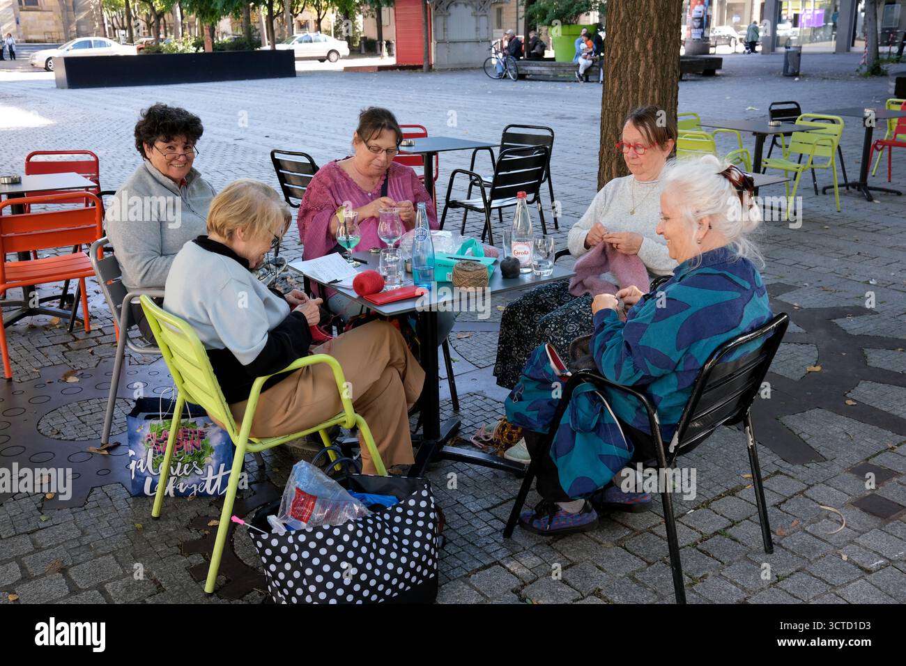 Femmes locales dans le groupe de tricot à Mulhouse, France Banque D'Images
