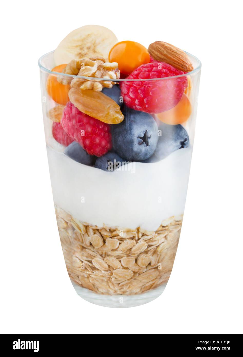 Petit déjeuner sain avec avoine, yaourt, noix et fruits frais isolé sur fond blanc Banque D'Images