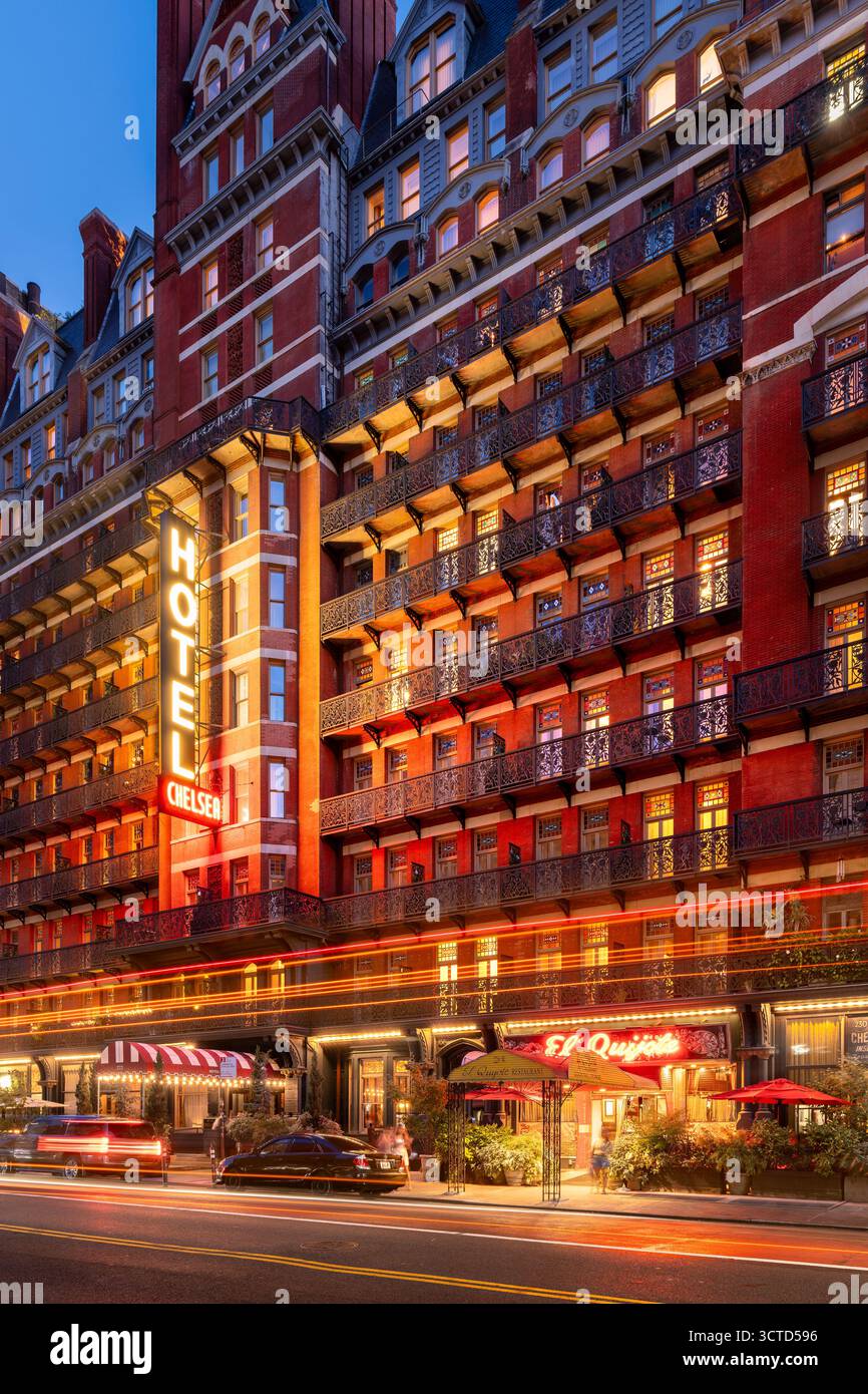 L'emblématique enseigne au néon de l'hôtel Chelsea et la façade historique du balcon en fer brillent au crépuscule. Monument légendaire de New York City Manhattan Banque D'Images