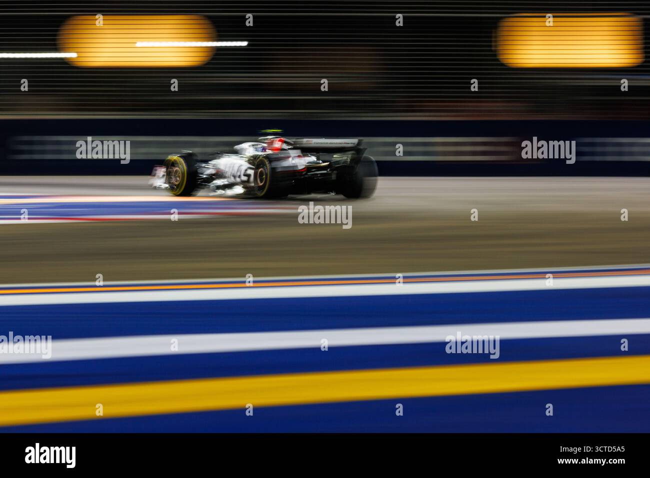 Singapour, Singapour. 05 octobre 2025. Oliver Bearman de Grande-Bretagne et l'écurie MoneyGram Haas F1 Team lors du Grand Prix de F1 de Singapour sur le Marina Bay Street circuit. (Photo de George Hitchens/SOPA images/SIPA USA) crédit : SIPA US/Alamy Live News Banque D'Images